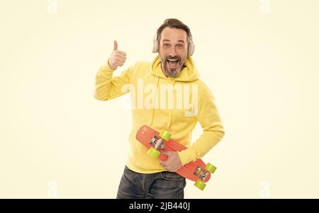 homme heureux mature avec écouteurs et tableau de sou. homme senior écouter de la musique isolée sur blanc. Banque D'Images