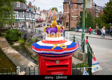 Lymm, Cheshire, Royaume-Uni. 2nd juin 2022. Jeudi soir 2 juin 2022 - des foules se sont rassemblées autour du barrage inférieur à Lymm, Cheshire, Angleterre, pour célébrer le Jubilé de platine de la Reine où l'un des nombreux balises autour du pays a été allumé Credit: John Hopkins/Alay Live News Banque D'Images