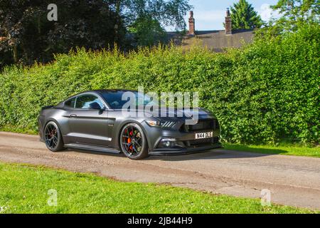 2016 gris Ford Mustang 4951 cc 5,0 essence 6 vitesses manuelle 2DR coupé arrivant à Worden Park Motor Village pour le Festival de Leyland, Royaume-Uni Banque D'Images