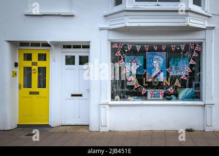 Ilfracombe, Devon, Royaume-Uni. 1st juin 2022. Jubilé de platine : banderoles et images royales festives vues dans la ville côtière d'Ilfracombe, dans le nord du Devon, avant la célébration du Jubilé de la Reine, 70yrs sur le trône. Credit: Guy Corbishley/Alamy Live News Banque D'Images