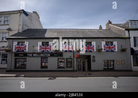 Ilfracombe, Devon, Royaume-Uni. 1st juin 2022. Jubilé de platine : banderoles et images royales festives vues dans la ville côtière d'Ilfracombe, dans le nord du Devon, avant la célébration du Jubilé de la Reine, 70yrs sur le trône. Credit: Guy Corbishley/Alamy Live News Banque D'Images