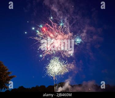 Bickington, Devon, Royaume-Uni. 2nd juin 2022. Feux d'artifice illuminent le ciel nocturne tandis que le village de South Devon de Bickington célèbre le début du Jubilé de platine de la Reine Elizabeth II de HM crédit: Wvolonté Tudor/Alamy Live News Banque D'Images