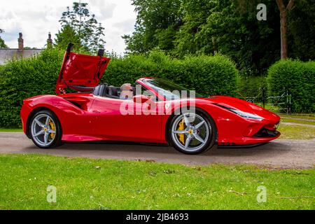 2021 rouge Ferrari F8 SPIDER S-A 3902cc roadster essence, arrivant à Worden Park Motor Village pour le Festival Leyland, Royaume-Uni Banque D'Images