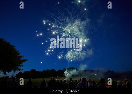 Bickington, Devon, Royaume-Uni. 2nd juin 2022. Les enfants de tous âges apprécient les feux d'artifice tandis que le village de South Devon de Bickington célèbre le début du Jubilé de platine de la Reine Elizabeth II de HM crédit: Wvolonté Tudor/Alamy Live News Banque D'Images