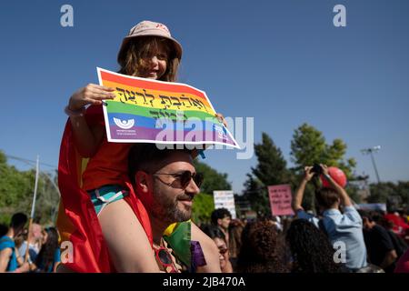 Jérusalem, Israël. 02nd juin 2022. (NOTE DE LA RÉDACTION:à utiliser seulement pour illustrer l'événement ci-dessous) Un enfant tient un signe pendant la Marche annuelle de la fierté et de la tolérance de Jérusalem 20th à Jérusalem, Israël sur 2 juin 2022. Des milliers de membres de la communauté LGBTQ et leurs partisans ont participé au défilé.(photo de Ronen Tivony/Sipa USA) *** Veuillez utiliser le crédit du champ de crédit *** crédit: SIPA USA/Alay Live News Banque D'Images