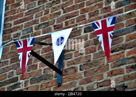 Stockton-on-Tees, Royaume-Uni. 02 juin 2022. Une balise commémorative a été allumée à Stockton-on-Tees dans le cadre de la célébration nationale du Jubilé de platine de sa Majesté la reine Elizabeth II Des gens de tous âges se sont réunis pour profiter de ce moment incroyable de l'histoire et pour célébrer les 70 ans, le règne record de sa Majesté. Crédit : Teesside Snapper/Alamy Live News Banque D'Images