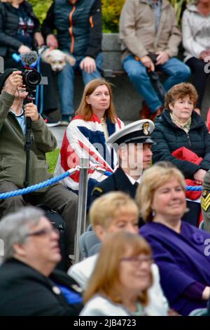 Stockton-on-Tees, Royaume-Uni. 02 juin 2022. Une balise commémorative a été allumée à Stockton-on-Tees dans le cadre de la célébration nationale du Jubilé de platine de sa Majesté la reine Elizabeth II Des gens de tous âges se sont réunis pour profiter de ce moment incroyable de l'histoire et pour célébrer les 70 ans, le règne record de sa Majesté. Crédit : Teesside Snapper/Alamy Live News Banque D'Images