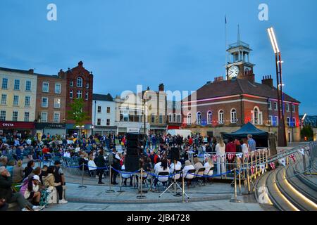 Stockton-on-Tees, Royaume-Uni. 02 juin 2022. Une balise commémorative a été allumée à Stockton-on-Tees dans le cadre de la célébration nationale du Jubilé de platine de sa Majesté la reine Elizabeth II Des gens de tous âges se sont réunis pour profiter de ce moment incroyable de l'histoire et pour célébrer les 70 ans, le règne record de sa Majesté. Crédit : Teesside Snapper/Alamy Live News Banque D'Images