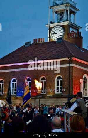 Stockton-on-Tees, Royaume-Uni. 02 juin 2022. Une balise commémorative a été allumée à Stockton-on-Tees dans le cadre de la célébration nationale du Jubilé de platine de sa Majesté la reine Elizabeth II Des gens de tous âges se sont réunis pour profiter de ce moment incroyable de l'histoire et pour célébrer les 70 ans, le règne record de sa Majesté. Crédit : Teesside Snapper/Alamy Live News Banque D'Images