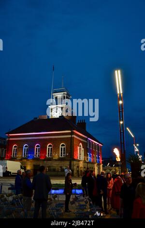 Stockton-on-Tees, Royaume-Uni. 02 juin 2022. Une balise commémorative a été allumée à Stockton-on-Tees dans le cadre de la célébration nationale du Jubilé de platine de sa Majesté la reine Elizabeth II Des gens de tous âges se sont réunis pour profiter de ce moment incroyable de l'histoire et pour célébrer les 70 ans, le règne record de sa Majesté. Crédit : Teesside Snapper/Alamy Live News Banque D'Images