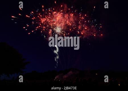 Bickington, Devon, Royaume-Uni. 2nd juin 2022. Feux d'artifice illuminent le ciel nocturne tandis que le village de South Devon de Bickington célèbre le début du Jubilé de platine de la Reine Elizabeth II de HM crédit: Wvolonté Tudor/Alamy Live News Banque D'Images