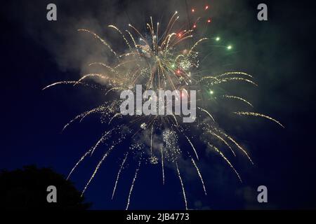 Bickington, Devon, Royaume-Uni. 2nd juin 2022. Feux d'artifice le ciel de South Devon tandis que le village de Bickington célèbre le début du Jubilé de platine de la Reine Elizabeth II de HM crédit: Wvolonté Tudor/Alamy Live News Banque D'Images