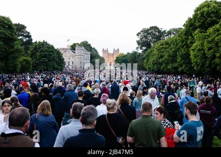 Windsor, Royaume-Uni. 2nd juin 2022. Les foules se rassemblent sur la longue promenade à l'extérieur du château de Windsor pour observer l'éclairage d'une balise pour marquer le Jubilé de platine de la reine Elizabeth II. Le Royaume-Uni a une longue tradition de célébrer les Jubilés royaux, les mariages et les couronnement avec l'éclairage des balises et des balises sont allumés pour le Jubilé de platine dans tout le Royaume-Uni, les îles Anglo-Normandes, l'île de Man et les territoires d'outre-mer du Royaume-Uni et dans les capitales des pays du Commonwealth. Crédit : Mark Kerrison/Alamy Live News Banque D'Images