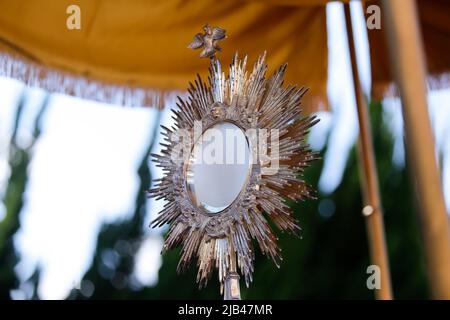 Olensory pour le culte lors d'une cérémonie d'église catholique - adoration au Saint Sacrement, Église catholique, Sainte heure eucharistique, semaine Sainte Banque D'Images