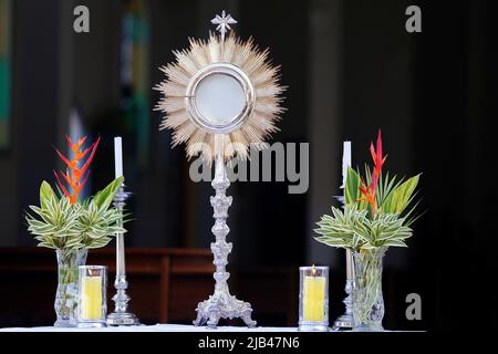 Olensory pour le culte lors d'une cérémonie d'église catholique - adoration au Saint Sacrement, Église catholique, Sainte heure eucharistique, semaine Sainte Banque D'Images