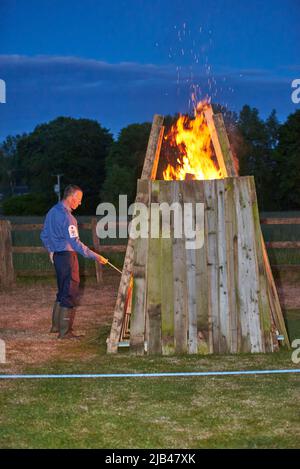 Bickington, Devon, Royaume-Uni. 2nd juin 2022. David Briddock, (Marine royale, retraité) Président du Conseil paroissial allume le Beacon alors que le South Devon Village de Bickington célèbre le début du Jubilé de platine de la Reine Elizabeth II crédit: Wvolonté Tudor/Alamy Live News Banque D'Images