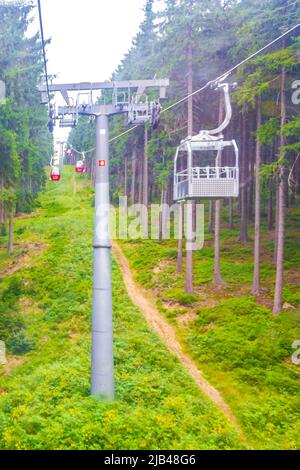 Promenade à Wurmberg avec la télécabine rouge de chemin de fer avec vue panoramique sur le paysage de montagne de Braunlage Harz Goslar en Basse-Saxe Allemagne. Banque D'Images