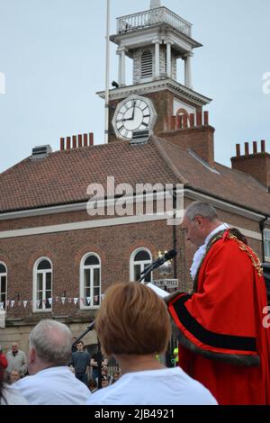 Stockton-on-Tees, Royaume-Uni. 02 juin 2022. Une balise commémorative a été allumée à Stockton-on-Tees dans le cadre des célébrations nationales du Jubilé de platine de sa Majesté la reine Elizabeth II Des gens de tous âges se sont joints au maire civique de Stockton, Ross Patterson, et au lieutenant-lieutenant adjoint du comté de Durham pour profiter de ce moment incroyable de l'histoire et pour célébrer le règne de sa Majesté qui a battu son record en 70 ans. Ici, le maire civique, Ross Patterson, s'adresse à la foule. Crédit : Teesside Snapper/Alamy Live News Banque D'Images