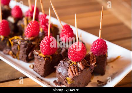 Hors-d'œuvre ou hors-d'œuvre de brownie et de framboise au caramel. Banque D'Images