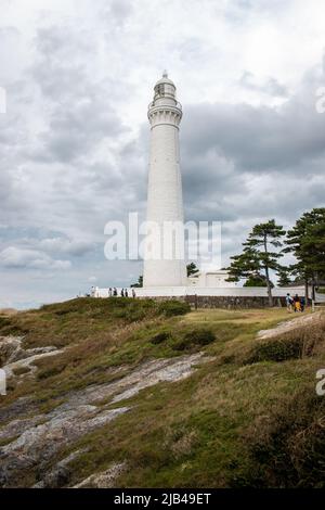 Pont d'observation de la côte de Hinomisaki et phare de Hinomisaki, le plus haut phare du Japon (43,65 mètres) construit en 1903 à Izumo, par temps nuageux. Banque D'Images