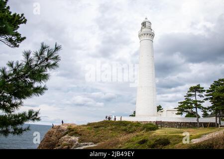 Pont d'observation de la côte de Hinomisaki et phare de Hinomisaki, le plus haut phare du Japon (43,65 mètres) construit en 1903 à Izumo, par temps nuageux. Banque D'Images