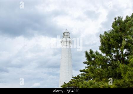 Izumo, Shimane, JAPON - septembre 22 2020 : Phare Hinomisaki, le plus haut phare du Japon (43,65 mètres) construit en 1903 à Izumo, en journée nuageux. Banque D'Images