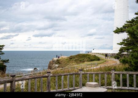 Pont d'observation de la côte de Hinomisaki et phare de Hinomisaki, le plus haut phare du Japon (43,65 mètres) construit en 1903 à Izumo, par temps nuageux. Banque D'Images