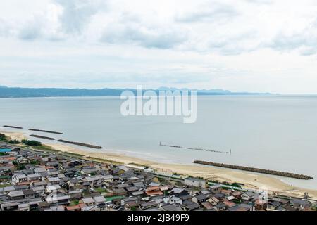 Paysage de la ville d'Izumo et plage depuis le sommet de la colline à Mt. Parc de Hounouzan, Shimane au Japon, en journée nuageuse. Il y a la plage d'Inasa (Bentenjima) à distance Banque D'Images