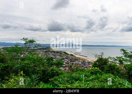 Paysage de la ville d'Izumo et plage depuis le sommet de la colline à Mt. Parc de Hounouzan, Shimane au Japon, en journée nuageuse. Il y a la plage d'Inasa (Bentenjima) à distance Banque D'Images