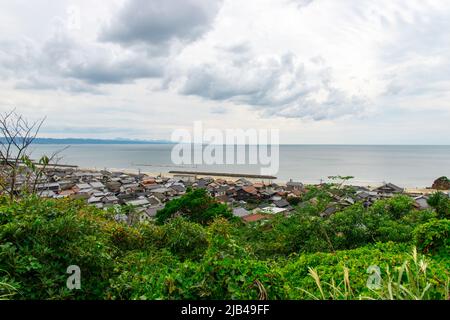 Paysage de la ville d'Izumo et plage depuis le sommet de la colline à Mt. Parc de Hounouzan, Shimane au Japon, en journée nuageuse. Il y a la plage d'Inasa (Bentenjima) à distance Banque D'Images