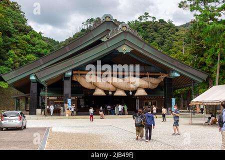 Izumo, Shimane, JAPON - 22 2020 septembre : le Kaguraden au sanctuaire Izumo Taisha par temps nuageux. Il y a des visiteurs et des touristes en image Banque D'Images