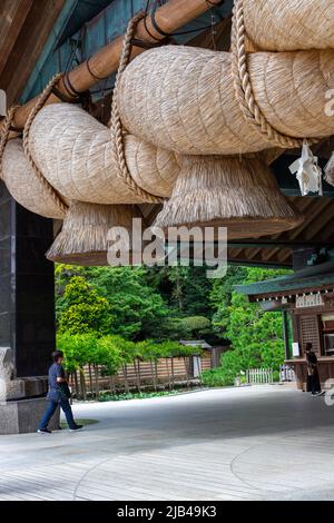 Izumo, Shimane, JAPON - 22 2020 septembre : la corde pendue Shimenawa au Kaguraden au sanctuaire Izumo Taisha. Il y a des visiteurs et des touristes en image Banque D'Images