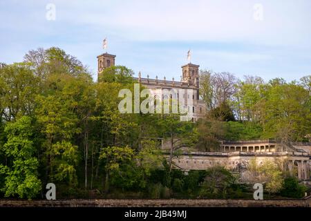 Palais Albrechtsberg au-dessus de l'Elbe. L'architecture est de style néoclassique. La majestueuse maison est une destination de voyage célèbre. Banque D'Images