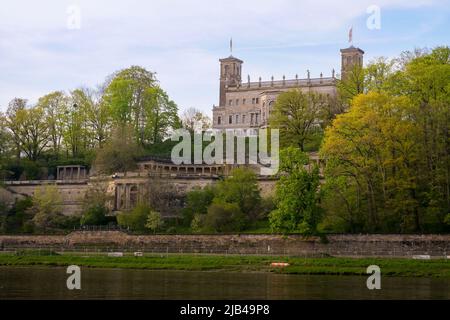 Palais Albrechtsberg au-dessus de l'Elbe. L'architecture est de style néoclassique. La majestueuse maison est une destination de voyage célèbre. Banque D'Images