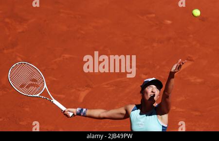 Paris, France. 2nd juin 2022. IGA Swiatek sert le ballon pendant la demi-finale féminine entre IGA Swiatek de Pologne et Daria Kasatkina de Russie lors du tournoi de tennis ouvert à Roland Garros à Paris, France, 2 juin 2022. Credit: Gao Jing/Xinhua/Alamy Live News Banque D'Images