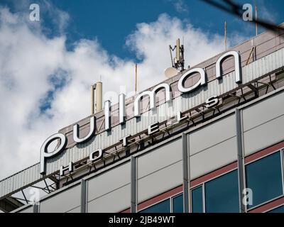 Les hôtels Pullman sont au sommet d'un bâtiment. Logo d'un célèbre hôtel d'affaires de luxe dans la ville. Un gros plan de l'affiche de la marque sur le mur. Banque D'Images