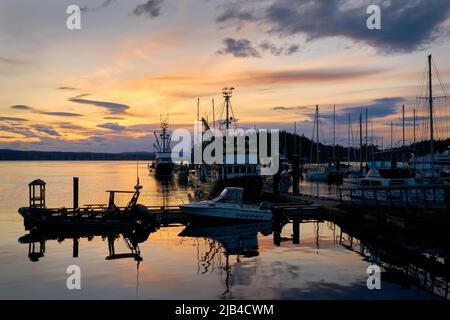 Île Quadra, Colombie-Britannique, Canada – 16 mai 2022. Quathiaski Cove coucher de soleil sur l'île Quadra. Bateaux de pêche au coucher du soleil à Quathiaski Cove. Banque D'Images