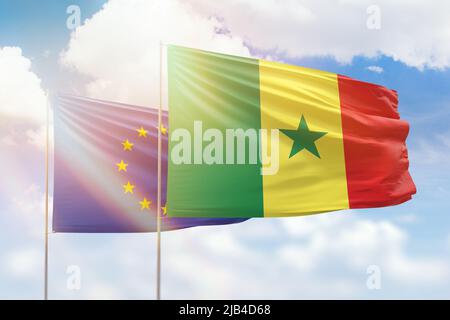 Ciel bleu ensoleillé et drapeaux du sénégal et de l'Union européenne Banque D'Images