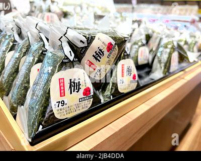 Les boulettes de riz onigiri sont en forme de triangle sur l'algue de nori enveloppée de riz . Pris au supermarché Trial Banque D'Images