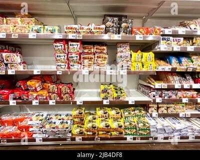 Nouilles instantanées et coin de nouilles de tasse au supermarché Trial Japon Banque D'Images