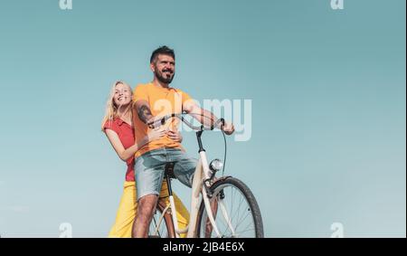 Sur les nuages de l'amour d'été. Joyeux couple souriant dans l'amour ayant plaisir ensemble fin appréciez leur amour et romantique date. Joyeux jeune garçon joyeux et fille Banque D'Images