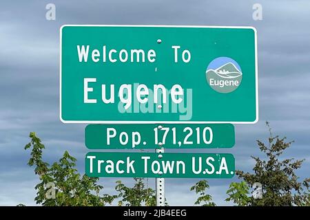 Un panneau Bienvenue à Eugene City avec les mots Track Town USA, samedi 28 mai 2022, à Eugene, Ore. Banque D'Images