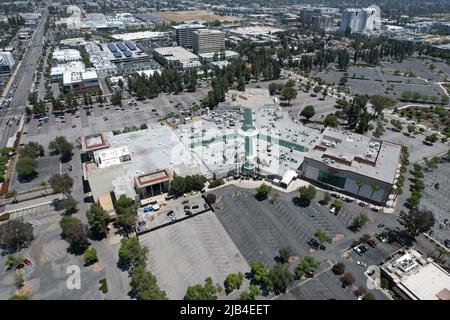 Une vue aérienne générale du centre commercial Westfield Promenade, le jeudi 2 juin 2022, à Woodland Hills, Etalonnage La propriété appartient au propriétaire des Rams de Los Angeles, Stan Kroenke, et constitue un site potentiel pour le siège social et le centre de pratique des Rams. Banque D'Images