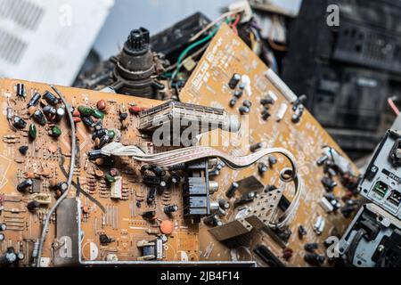 Une carte de circuit imprimé brisée est vue parmi d'autres déchets électroniques dans un centre de collecte des déchets électroniques géré par le centre des déchets d'équipements électriques et électroniques (WEEE Center), une société de recyclage des déchets électroniques basée à Nairobi. Le Kenya produit environ 11 000 tonnes métriques de déchets électroniques chaque année, la plupart de ces déchets contiennent des produits chimiques nocifs comme le plomb, le mercure et le phosphore. Des appels sont lancés pour augmenter les taux de collecte et de recyclage des déchets électroniques et plastiques afin de protéger l'environnement et la santé publique. Banque D'Images