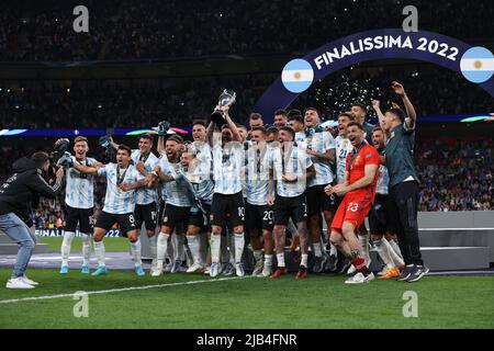 Londres, Angleterre, 1st juin 2022. Lionel Messi, de l'Argentine, lève le trophée pour fêter avec ses coéquipiers la victoire de 3-0 au match de la coupe des champions CONMEBOL-UEFA au stade Wembley, Londres. Crédit photo à lire: Jonathan Moscrop / Sportimage crédit: Sportimage / Alay Live News Banque D'Images