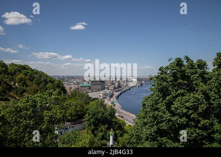Kiev, Ukraine. 24th mai 2022. Vue sur la capitale ukrainienne sur la terrasse d'observation dans le centre de Kiev. Trois mois après la bataille de Kiev, la ville commence à revenir à un niveau de normalité alors que les magasins et les restaurants ouvrent après le retrait des forces russes de la région. Crédit : SOPA Images Limited/Alamy Live News Banque D'Images