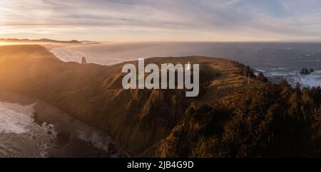 Phare de Cape Blanco au lever du soleil sur la côte de l'Oregon. Banque D'Images