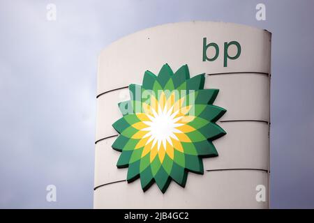 Cracovie, Pologne. 26th mai 2022. Logo BP avec ciel nuageux en arrière-plan. Crédit : SOPA Images Limited/Alamy Live News Banque D'Images