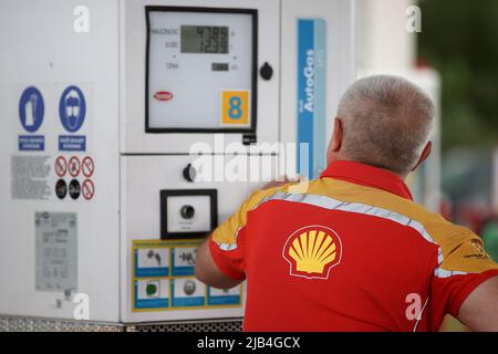 Cracovie, Pologne. 26th mai 2022. L'employé de la station-service Shell utilise un distributeur de carburant. Crédit : SOPA Images Limited/Alamy Live News Banque D'Images