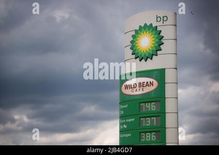 Cracovie, Pologne. 26th mai 2022. Prix du carburant à la station-service BP. Crédit : SOPA Images Limited/Alamy Live News Banque D'Images